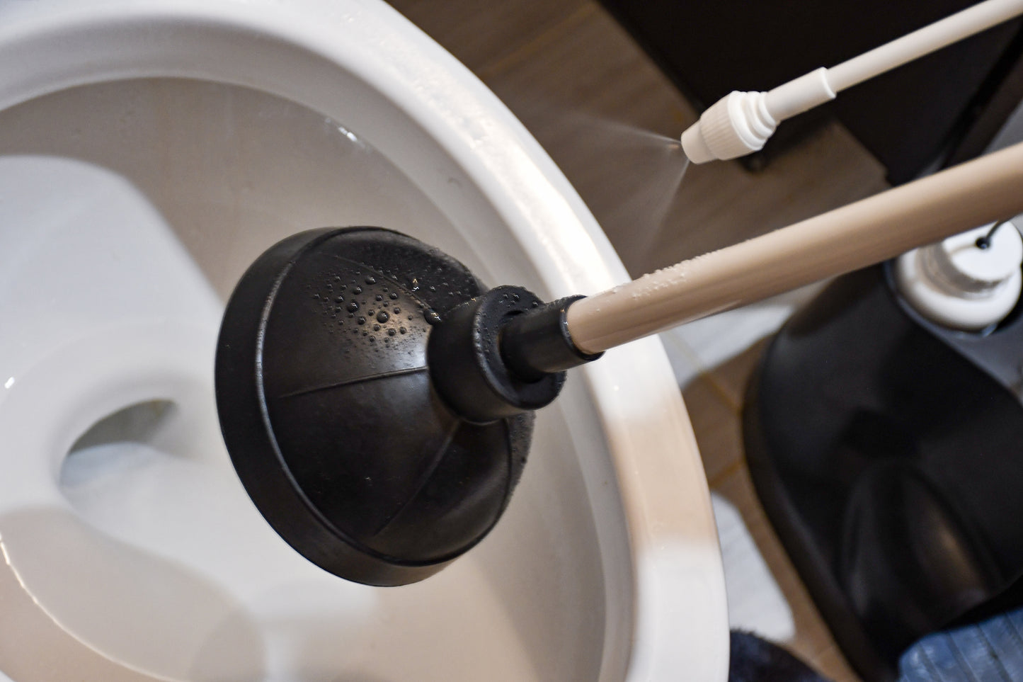 Plunger with self-cleaning mechanism. Disinfect your plunger and your bathroom.
